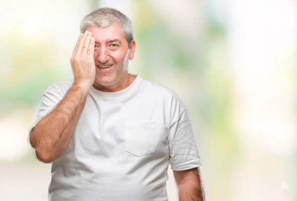Przystojny Starszy Mężczyzna Białym Tle Obejmujące Jedno Oko Ręką Pewnie — Zdjęcie stockowe