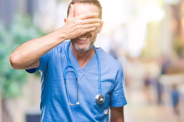 Medelåldern Hoary Senior Doktor Mannen Bär Medicinsk Uniform Över Isolerade — Stockfoto