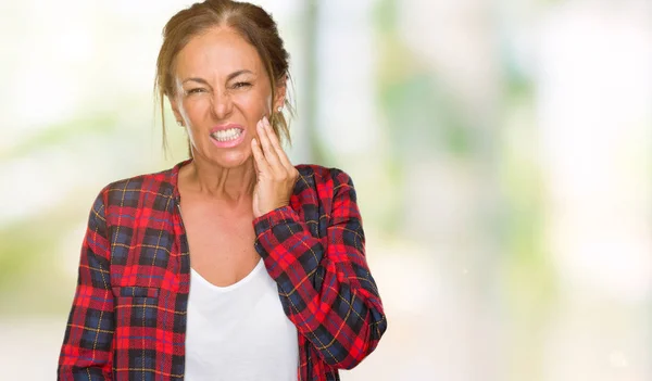 Erwachsene Frau Mittleren Alters Lässiger Jacke Über Isoliertem Hintergrund Berühren — Stockfoto