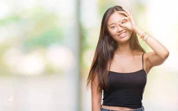 独立背景的年轻亚洲妇女做 手势用手微笑 眼睛看通过手指与愉快的面孔 — 图库照片