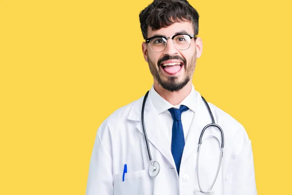 Joven Doctor Vistiendo Abrigo Hospital Sobre Fondo Aislado Sacando Lengua —  Fotos de Stock