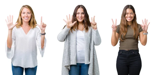 由三名年轻美女组成的一组在白色隔离的背景显示和指向用手指 同时微笑着自信和快乐 — 图库照片