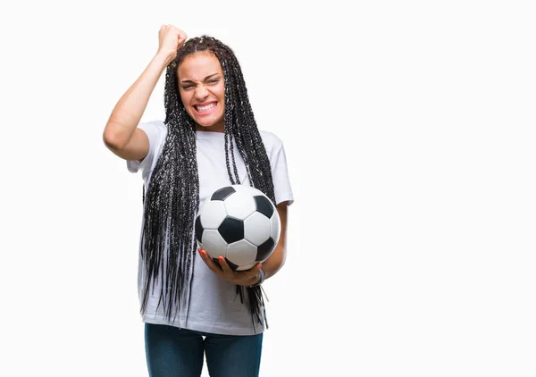 Молодые Плетеные Волосы Африканская Девушка Держит Футбольный Мяч Изолированном Фоне — стоковое фото