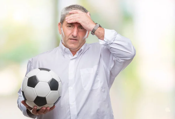 Hombre Mayor Guapo Sosteniendo Pelota Fútbol Sobre Fondo Aislado Estresado — Foto de Stock