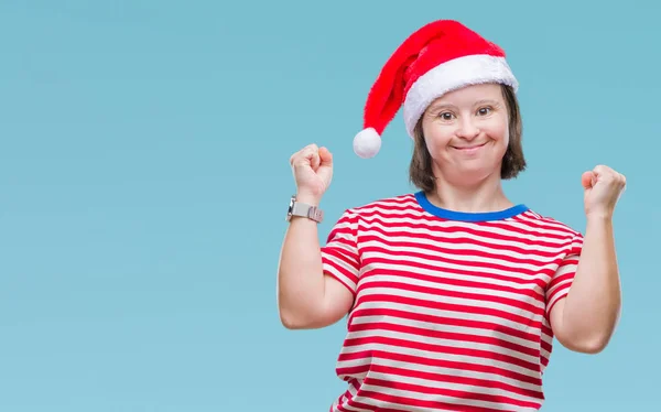 Молодая Взрослая Женщина Синдромом Дауна Рождественской Шляпе Изолированном Фоне Счастлива — стоковое фото
