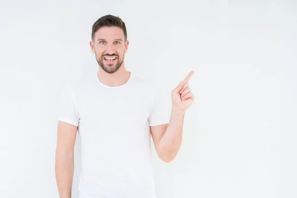 Homem Bonito Jovem Vestindo Camiseta Branca Casual Sobre Fundo Isolado — Fotografia de Stock