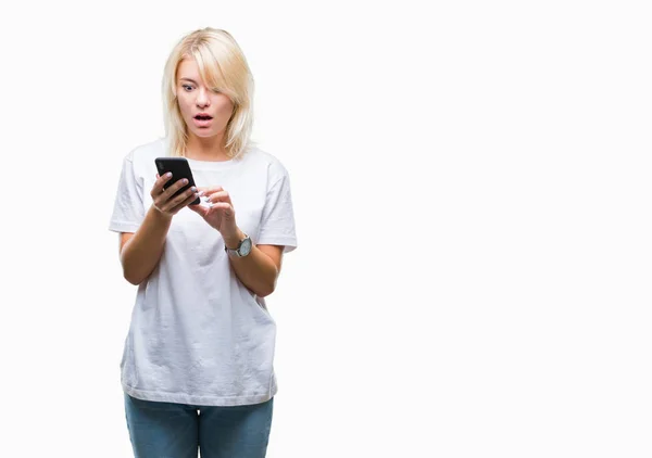 Genç Güzel Sarışın Kadın Smartphone Izole Arka Şok Sürpriz Yüzü — Stok fotoğraf