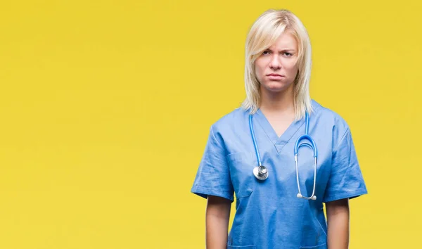 Młoda Piękna Blondynka Lekarz Kobieta Ubrana Medycznych Mundur Białym Tle — Zdjęcie stockowe