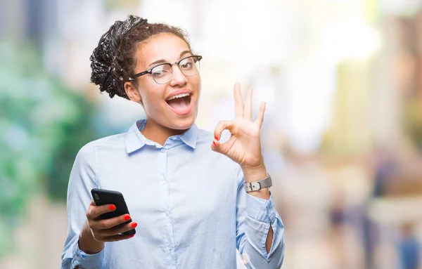 Fiatal Fonott Haj Afro Amerikai Üzleti Lány Használ Smartphone Mint — Stock Fotó