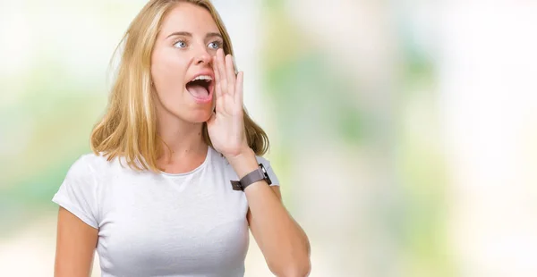 Mulher Bonita Vestindo Camiseta Branca Casual Sobre Fundo Isolado Gritando — Fotografia de Stock