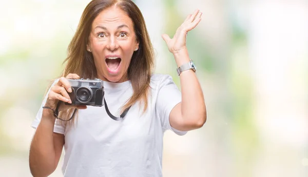 Middle Age Hispanic Woman Taking Pictures Using Vintage Photo Camera — Stock Photo, Image