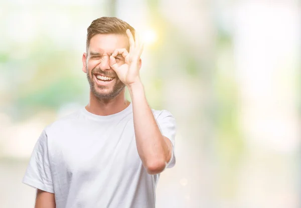 Junger Gutaussehender Mann Über Isoliertem Hintergrund Macht Geste Mit Lächelnder — Stockfoto