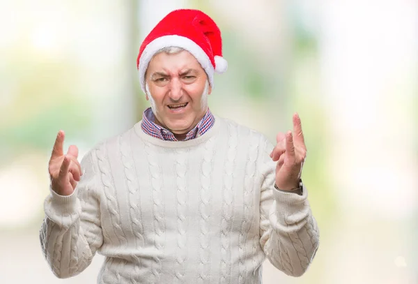 英俊的老人戴着圣诞帽在孤立的背景下大喊疯狂的表情做岩石符号用手 音乐明星 沉重的概念 — 图库照片