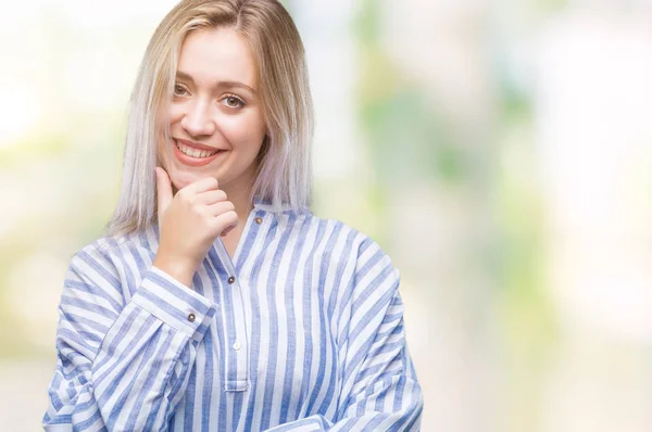 Jonge Blonde Vrouw Geïsoleerde Achtergrond Zoek Vertrouwen Camera Met Glimlach — Stockfoto