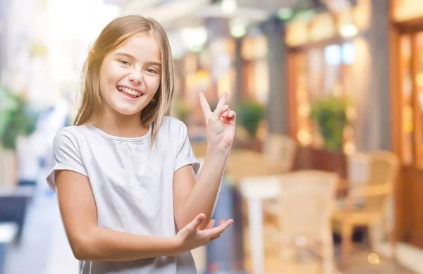 Mooi Meisje Geïsoleerde Achtergrond Glimlachend Met Blij Gezicht Winking Camera — Stockfoto