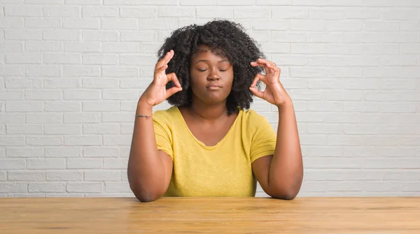 Jonge African American Vrouw Zittend Tabel Thuis Ontspannen Lachend Met — Stockfoto