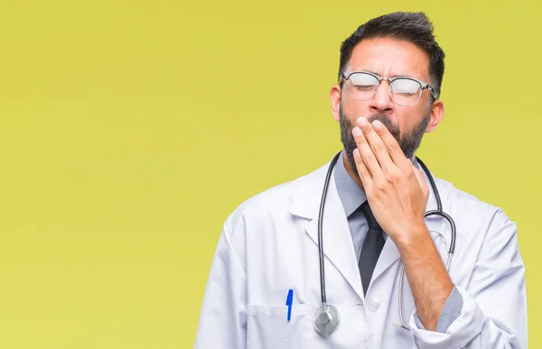 Ενηλίκων Ισπανόφωνος Γιατρό Άνθρωπο Πέρα Από Απομονωμένο Υπόβαθρο Βαρεθεί Χασμουρητό — Φωτογραφία Αρχείου