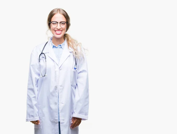 美丽的年轻金发碧眼的医生妇女穿着医疗制服在孤立的背景与一个快乐和冷静的笑容在脸上 幸运的人 — 图库照片