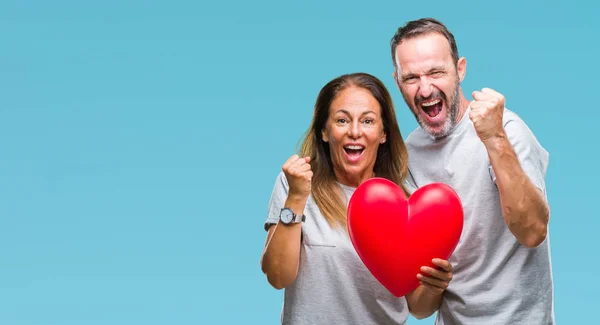 Medelåldern Spansktalande Casual Par Kärlek Hålla Rött Hjärta Över Isolerade — Stockfoto