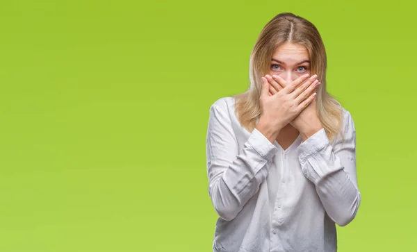 年轻的白种女人在孤立的背景震惊地捂着嘴与手错误 秘密概念 — 图库照片