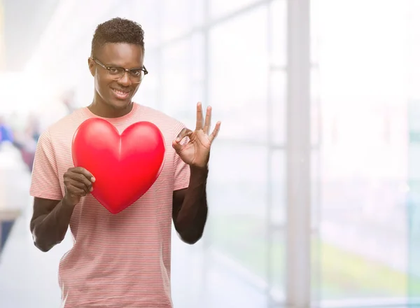 Νεαρός Αφρικανική Αμερικανική Άνθρωπος Που Κατέχουν Κόκκινη Καρδιά Κάνει Εντάξει — Φωτογραφία Αρχείου