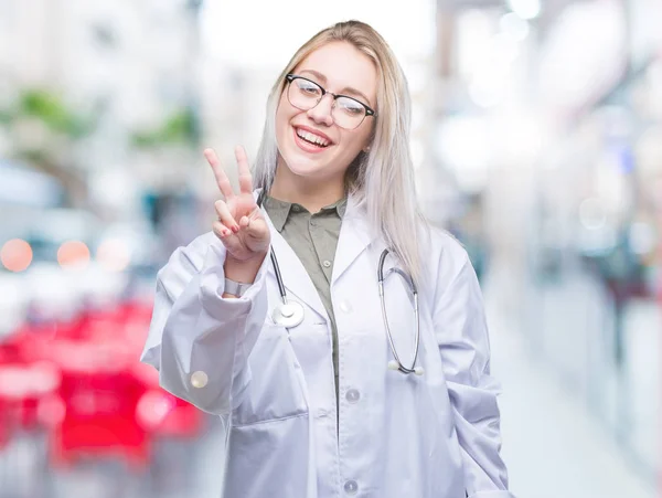 Kameraya Bakarak Yan Parmak Ile Işaret Eden Genç Sarışın Doktor — Stok fotoğraf