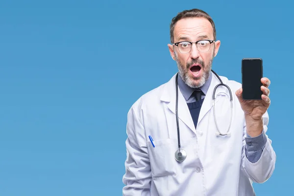 Hombre Médico Jubilado Mediana Edad Que Muestra Pantalla Del Teléfono — Foto de Stock