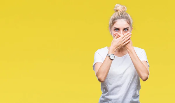 Genç Güzel Sarışın Kadın Üzerinde Beyaz Shirt Giyen Arka Plan — Stok fotoğraf