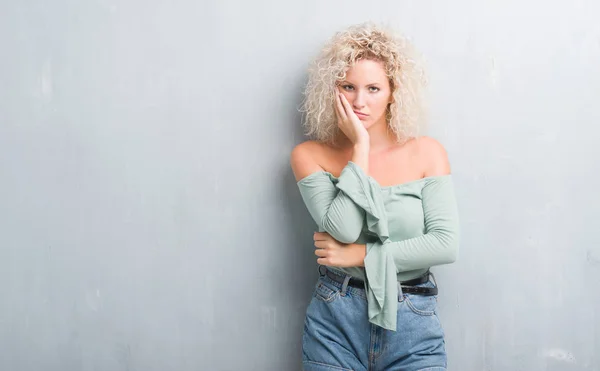 Mujer Rubia Joven Con Pelo Rizado Sobre Fondo Gris Grunge —  Fotos de Stock