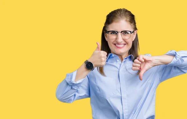 Hermosa Mujer Madura Mediana Edad Con Gafas Sobre Fondo Aislado —  Fotos de Stock