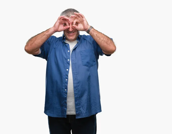Pěkný Starší Muž Izolované Pozadí Dělá Gesto Jako Dalekohled Držet — Stock fotografie