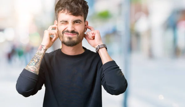 Junger Gutaussehender Mann Über Isoliertem Hintergrund Der Die Ohren Mit — Stockfoto