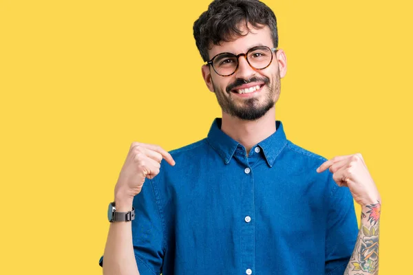 Joven Hombre Guapo Con Gafas Sobre Fondo Aislado Mirando Confiado —  Fotos de Stock