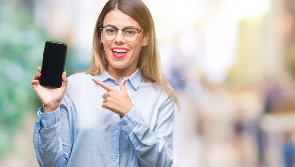 Jonge Mooie Zakelijke Vrouw Weergegeven Leeg Scherm Van Smartphone Geïsoleerde — Stockfoto