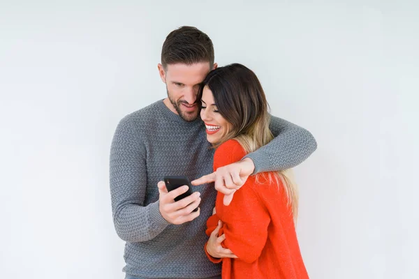 Krásný Mladý Pár Lásce Líbání Objímání Navzájem Pomocí Smartphonu — Stock fotografie