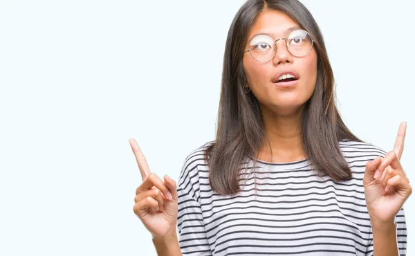 Ung Asiatisk Kvinna Som Bär Glasögon Över Isolerade Bakgrund Förvånad — Stockfoto