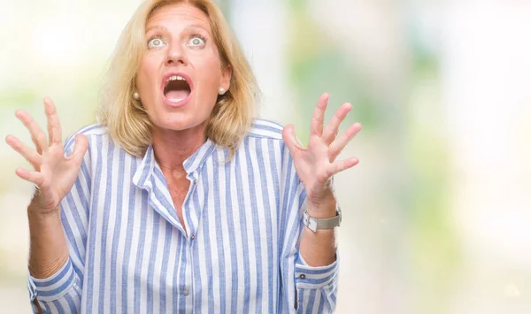 Blonde Geschäftsfrau Mittleren Alters Mit Isoliertem Hintergrund Verrückt Und Verrückt — Stockfoto