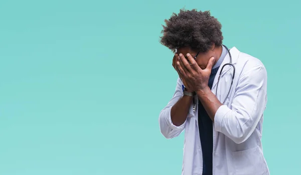 Médico Afroamericano Sobre Fondo Aislado Con Expresión Triste Cubriendo Cara — Foto de Stock