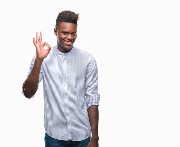 Молодой Африканский Американец Изолированном Фоне Улыбается Позитивно Делая Хорошо Знак — стоковое фото