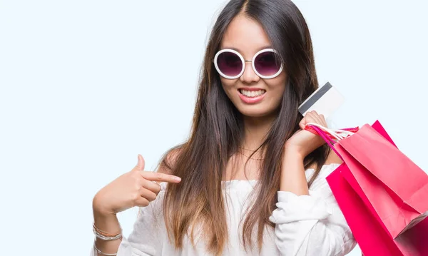 Jonge Aziatische Vrouw Houdt Van Boodschappentassen Verkoop Geïsoleerde Achtergrond Met — Stockfoto