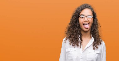 Güzel genç İspanyol kadın dilini out komik ifade ile mutlu. Duygu kavramı.