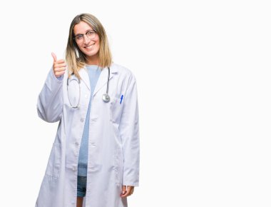Genç güzel kadın kulaklık hareketi el ile mutlu yaşasın yapıyor izole arka plan üzerinde doktor. Kameraya bakarak başarı gösteren ile ifade onaylama.