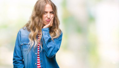 İzole arka plan düşünme seyir üzerinde güzel sarışın genç kadın yorgun ve sıkılmış çapraz silah depresyon sorunları ile.