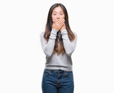 Genç Asyalı kadın izole arka plan ağız hata için elleriyle kapsayan şok yüzünden. Gizli kavramı.