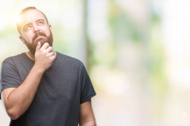 Çene düşünme hakkında soru, dalgın ifade üzerine el ile izole arka plan Genç beyaz hipster adam. Düşünceli yüzüyle gülümsüyor. Şüphe kavramı.