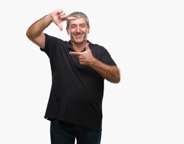 Elle yapma çerçeve ve parmakları ile mutlu yüz gülümseyen izole arka plan üzerinde yakışıklı komuta sizde. Yaratıcılık ve Fotoğrafçılık kavramı.