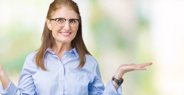 Eller izole arka plan gülen gösteren üzerinde her iki gözlük güzel orta yaş olgun iş kadın açık avuç içi, sunmak ve reklam karşılaştırma ve denge