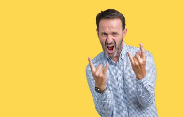 Yakışıklı orta yaş deli ifade rock simge elle yapıyor ile bağırarak izole arka plan üzerinde zarif komuta sizde. Müzik yıldızı. Ağır kavramı.