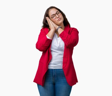 Artı boyutu genç iş kadını güzel üzerinde şık ceket ve gözlük takıyor uyku yorgun hayal ve ile gülümseyen gözleri kapalı iken ellerle birlikte poz arka plan izole.