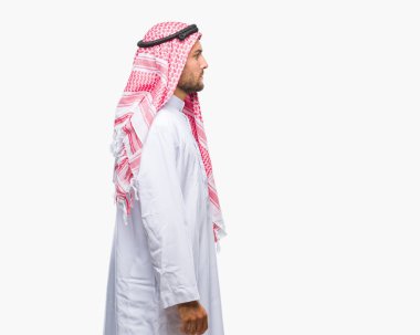 Genç yakışıklı adam giyen keffiyeh izole arka tarafına, seyir üzerinde dinlenmek doğal yüz emin gülümseme ile pozuyla profili.
